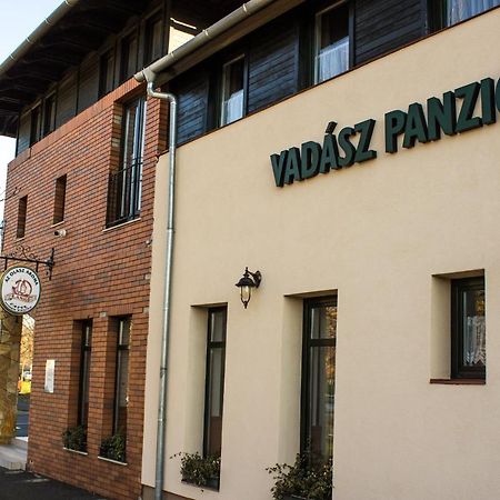 Vadasz Panzio Es Etterem سزومباثيلي المظهر الخارجي الصورة