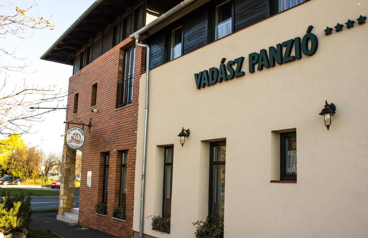 Vadasz Panzio Es Etterem سزومباثيلي المظهر الخارجي الصورة