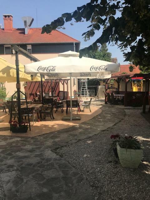 Vadasz Panzio Es Etterem سزومباثيلي المظهر الخارجي الصورة